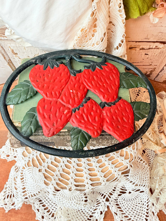 VINTAGE STRAWBERRIES TRIVET