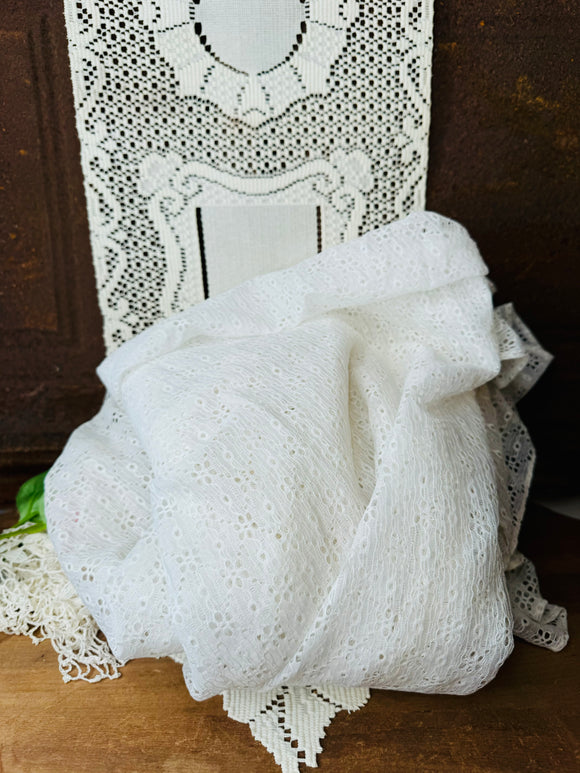 EYELET VINTAGE TABLECLOTH