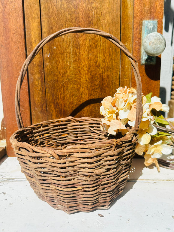 BEAUTIFUL VINTAGE BASKET
