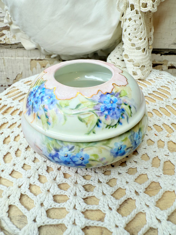 VINTAGE PORCELAIN FLORAL HAIR RECEIVER
