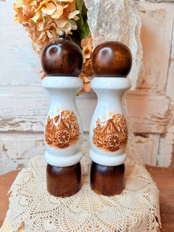 PAIR OF VINTAGE RETRO CROCK STYLE SALT AND PEPPER SHAKERS