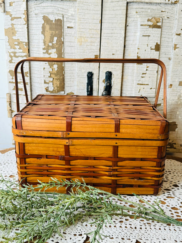 VINTAGE ORNATE MID CENTURY WICKER PICNIC BASKET