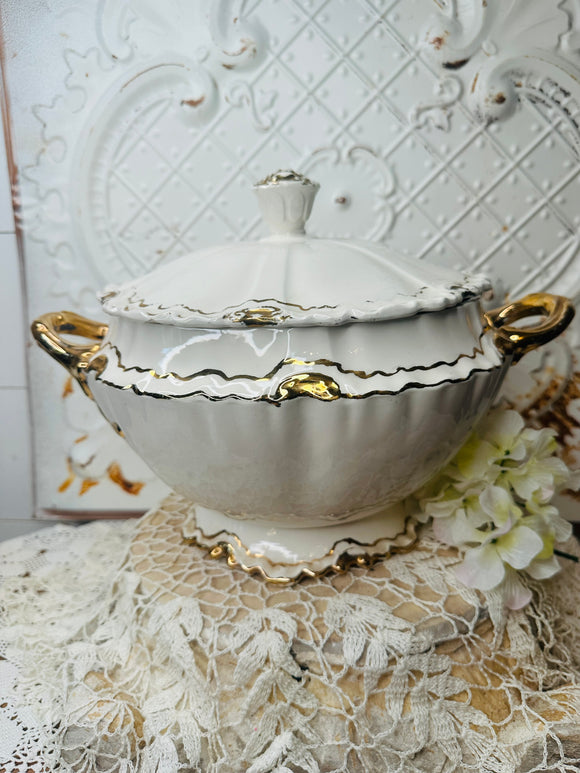 VINTAGE WHITE WITH GOLD TRIM PORCELAIN TUREEN