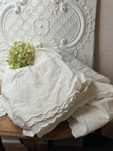 EYELET VINTAGE SCALLOPED VINTAGE TABLECLOTH