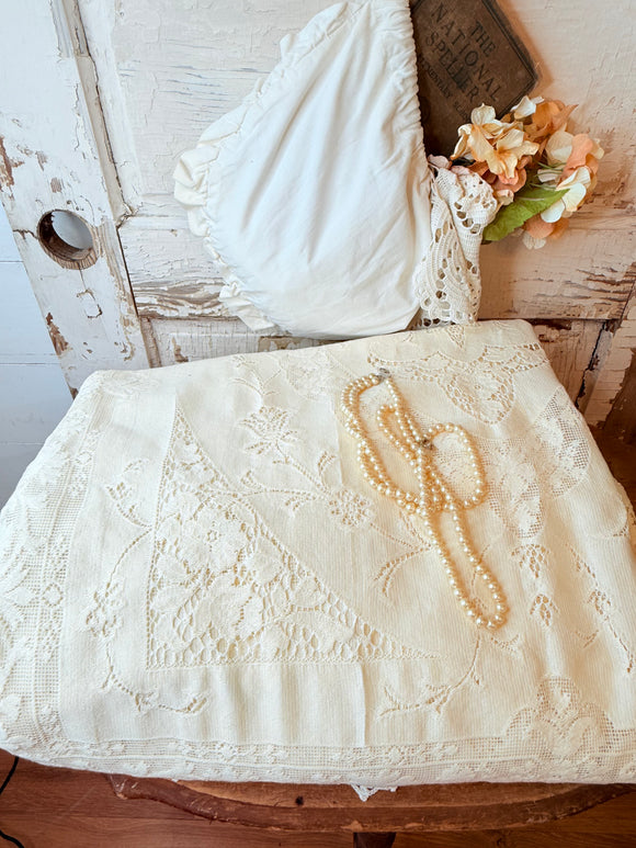 VINTAGE XL RECTANGULAR VICTORIAN LACE TABLE CLOTH RARE