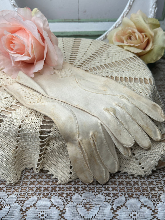 VINTAGE GLOVES DECOR #3