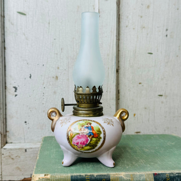 VICTORIAN STYLE GOLDEN VINTAGE OIL LAMP