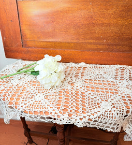ANTIQUE HANDMADE FLORAL CENTERPIECE TABLECLOTH