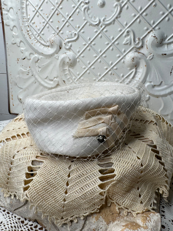 VINTAGE WHITE ORNATE HAT