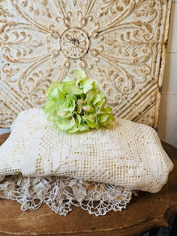 ANTIQUE LEAF LACE TABLECLOTH