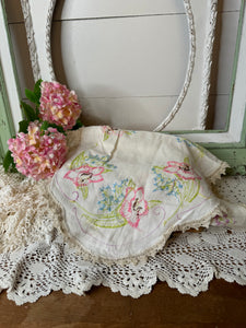 VINTAGE EMBROIDERED RUNNER