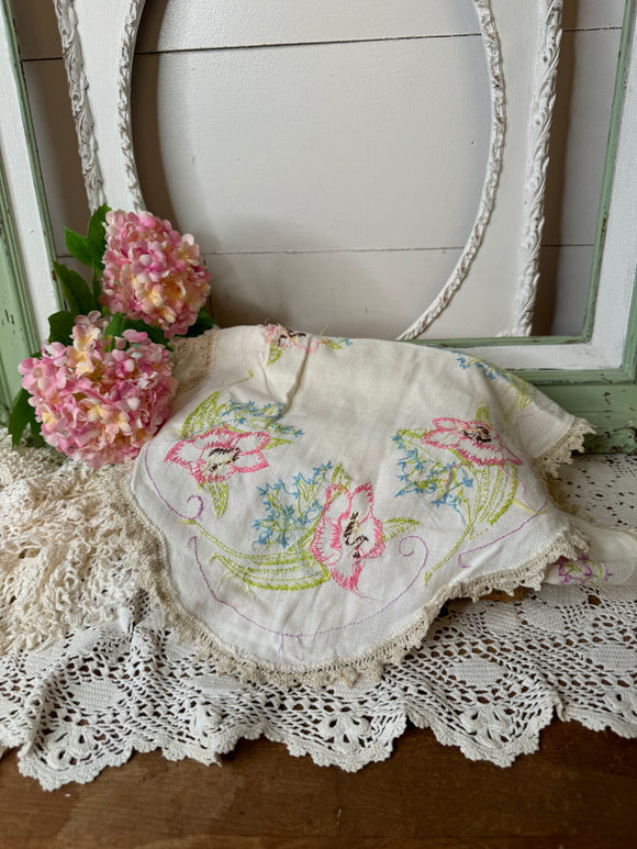 VINTAGE EMBROIDERED RUNNER