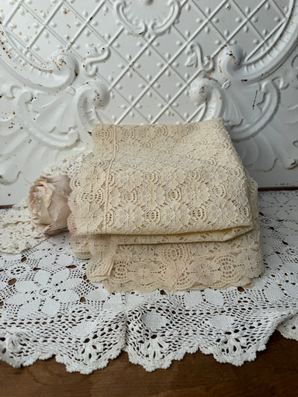 VINTAGE LACE TABLE RUNNER DETAILED