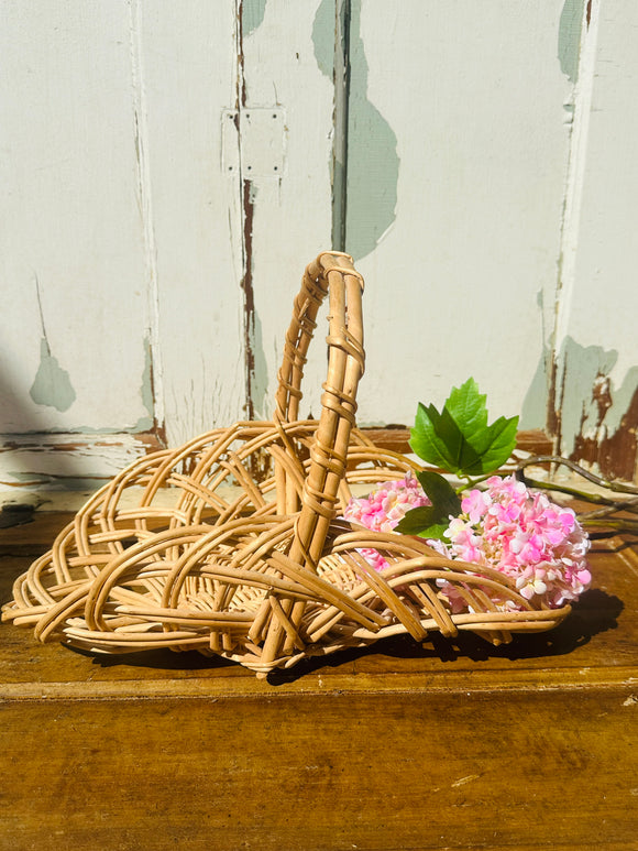 BEAUTIFUL VINTAGE WICKER BASKET #1
