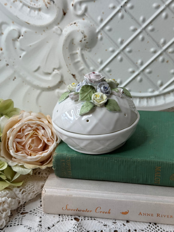 PORCELAIN JEWELRY DISH WITH 3D FLORAL LID