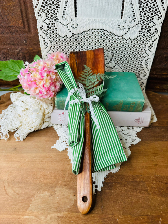 VINTAGE WOODEN SPATULA AND LINEN