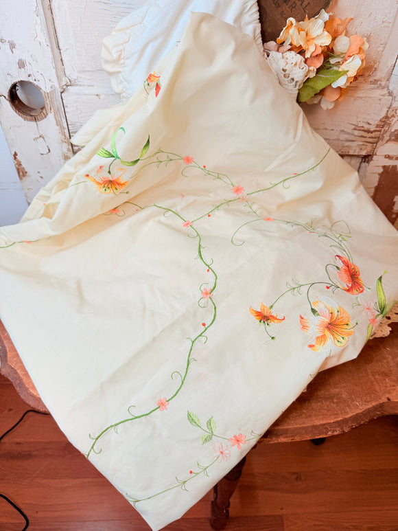 VINTAGE OBLONG EMBROIDERED FLORAL TABLE CLOTH