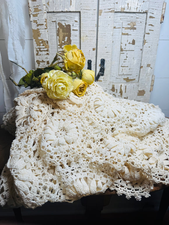 LARGE ANTIQUE ROUND CROCHETED COTTON TABLE CLOTH