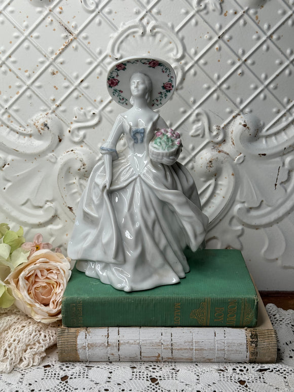 VINTAGE VICTORIAN WOMAN ORNATE STATUETTE