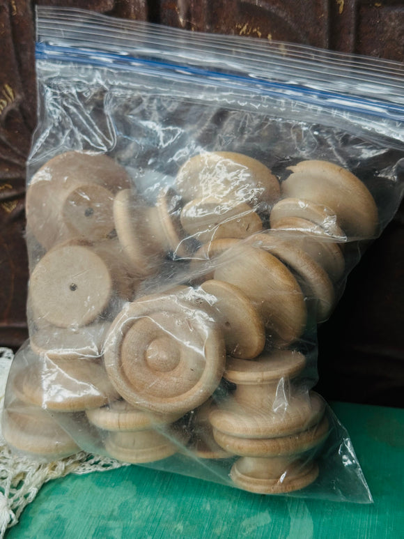 LOT OF VINTAGE WOOD CORBEL KNOBS