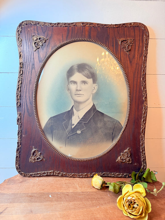 ANTIQUE OVAL VICTORIAN PORTRAIT IN DETAILED RECTANGULAR FRAME