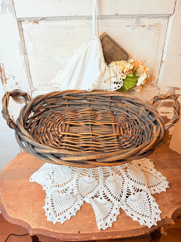 Vintage wicker oval basket ￼