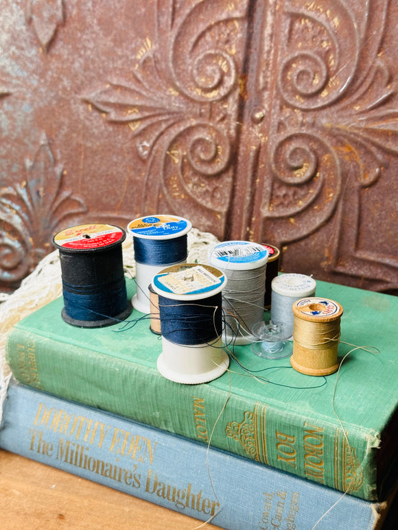 LOT OF VINTAGE THREAD