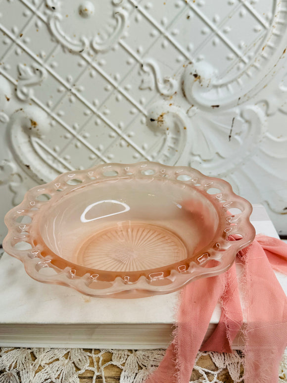 ANCHOR HOCKING FROSTED SATIN DETAILED SCALLOPED BOWL