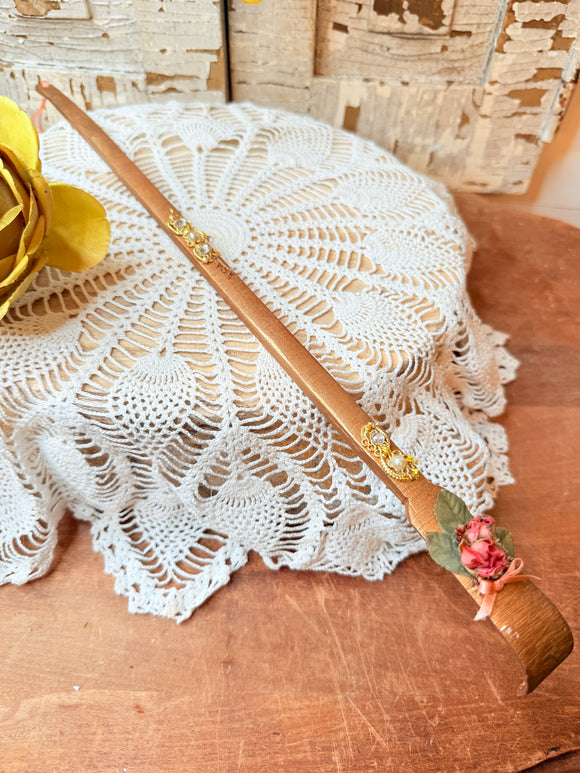 FLORAL DETAIL WOODEN BACKSCRATCHER