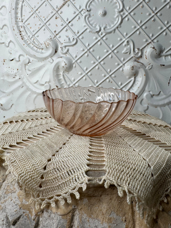 PINK DEPRESSION GLASS SCALLOPED VINTAGE BOWL