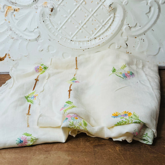 VINTAGE EMBROIDERED FLORAL TABLE CLOTH