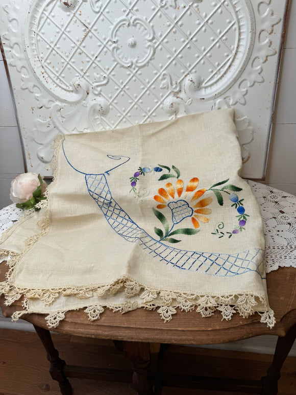 EMBROIDERED VINTAGE FLORAL TABLECLOTH