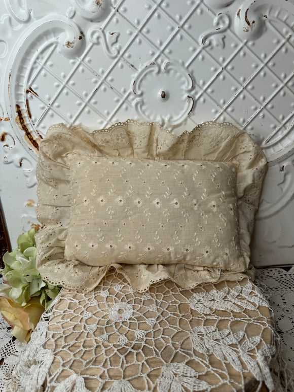 VINTAGE EYELET RUFFLE THROW PILLOW