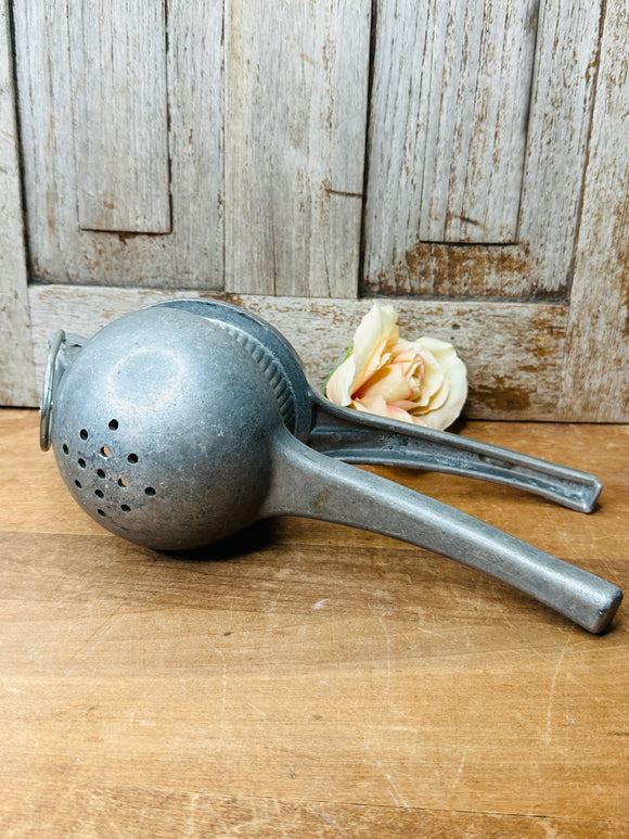 VINTAGE LARGE METAL CITRUS/GRAPEFRUIT JUICER