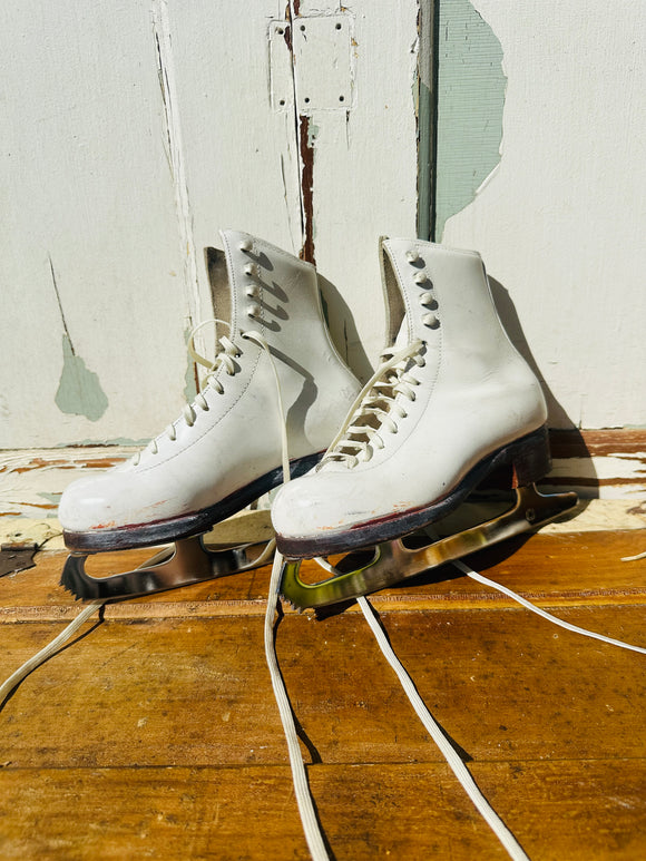 PAIR OF VINTAGE ICE SKATES
