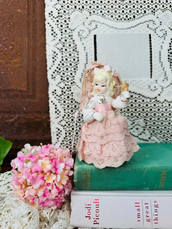 VICTORIAN LADY VINTAGE CUTE STATUETYE