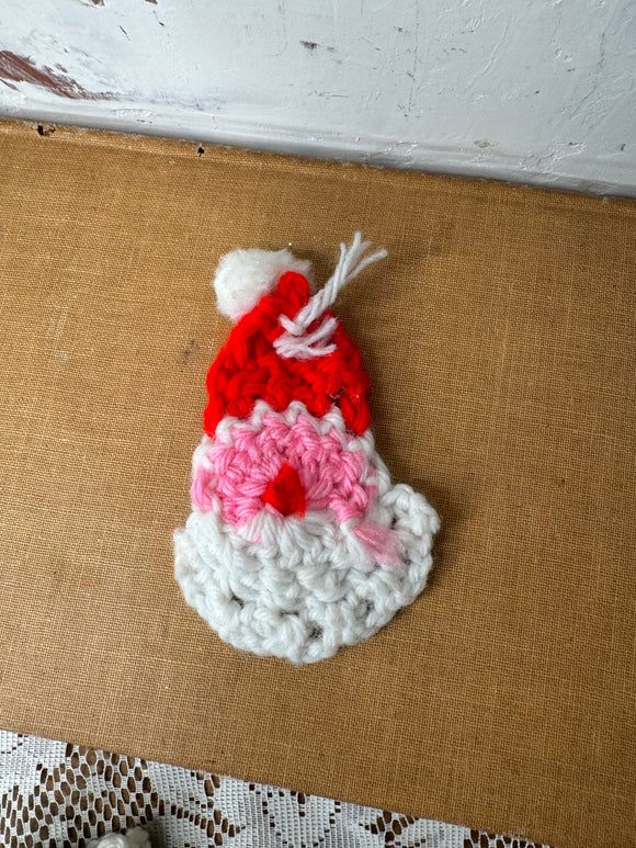 CHRISTMAS SANTA - VINTAGE CROCHET BROOCH/PIN