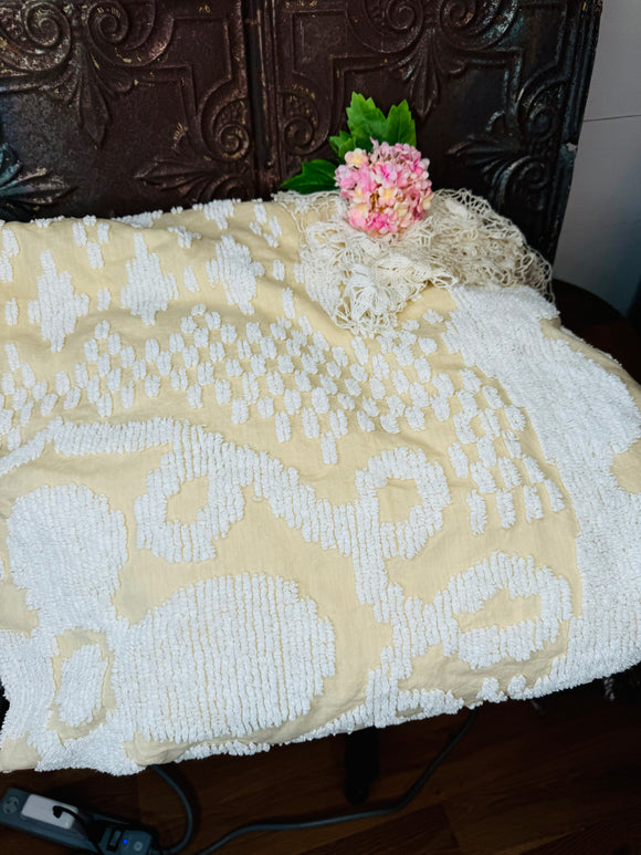 RARE VINTAGE ECRU CHENILLE BLANKET