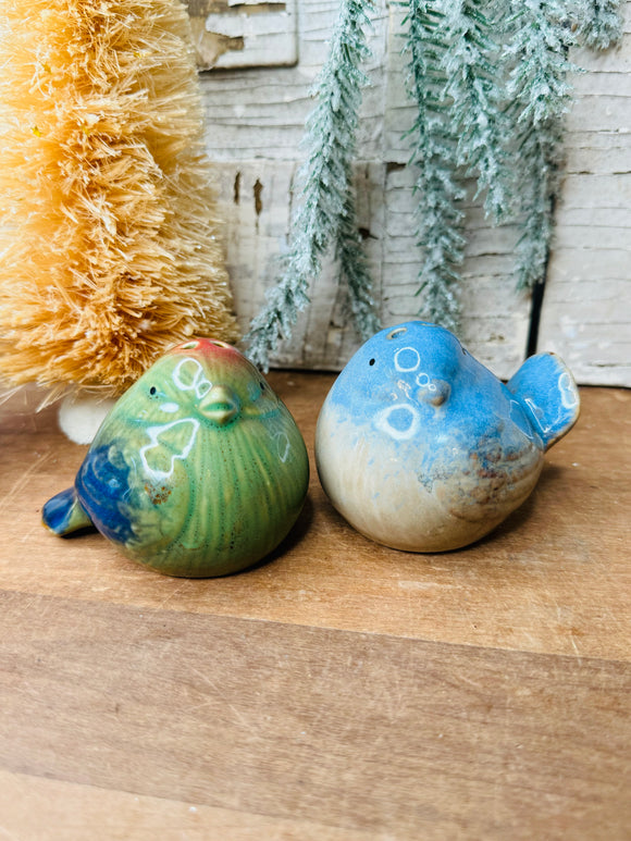 PAIR OF VINTAGE HANDPAINTED BIRD SALT AND PEPPER SHAKERS