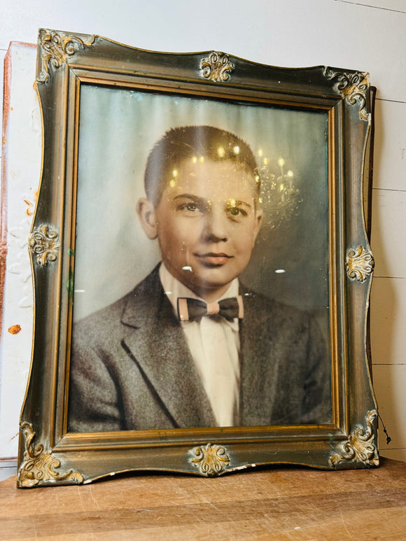 ANTIQUE PORTRAIT WITH DETAILED WOOD FRAME