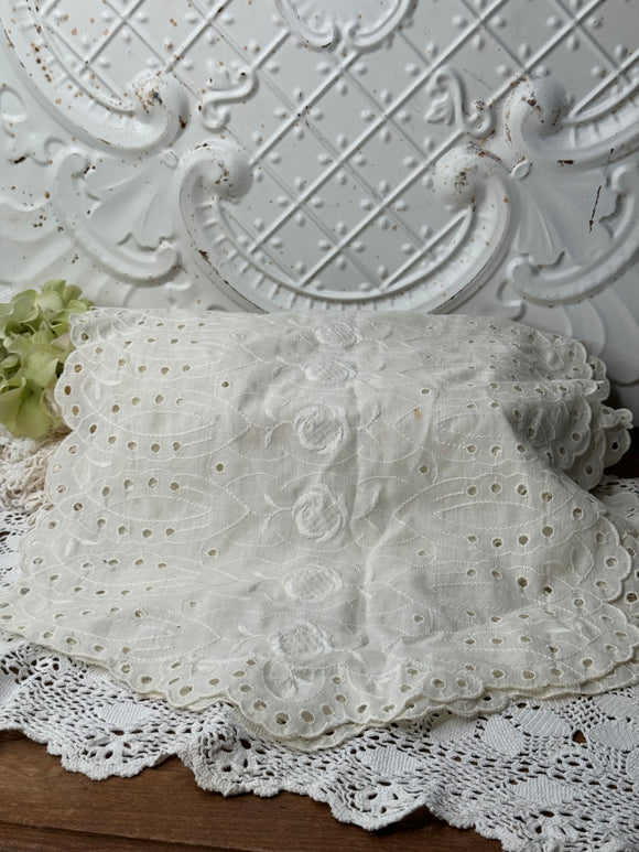 VINTAGE EYELET TABLE RUNNER