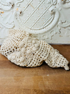 VINTAGE CROCHOTED ROUND TABLE RUNNER CENTER