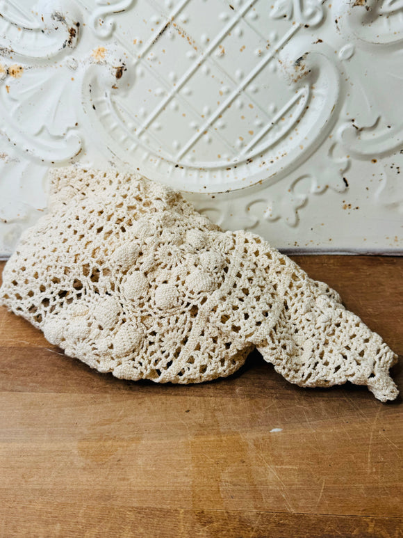 VINTAGE CROCHOTED ROUND TABLE RUNNER CENTER