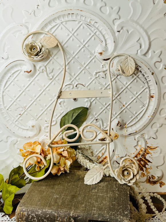 VINTAGE FLORAL SCROLLY HANGING DECOR