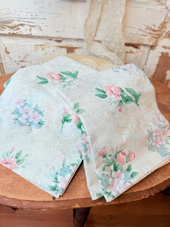 VINTAGE PAIR OF FLORAL PILLOW CASES