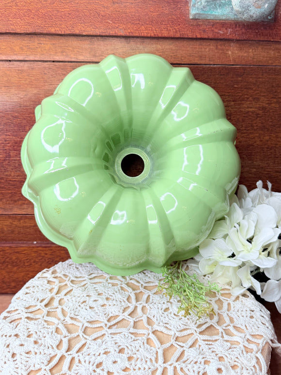 VINTAGE GREEN BUNDT PAN