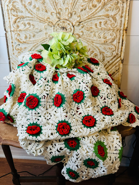 AMAZING DETAILED RED AND GREEN ROSE DOILY BLANKET VINTAGE