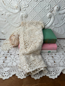 GORGEOUS SMALL VINTAGE LACE TABLE RUNNER DETAILED