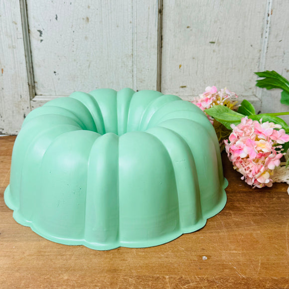 VINTAGE BUNDT PAN - TIFFANY BLUE