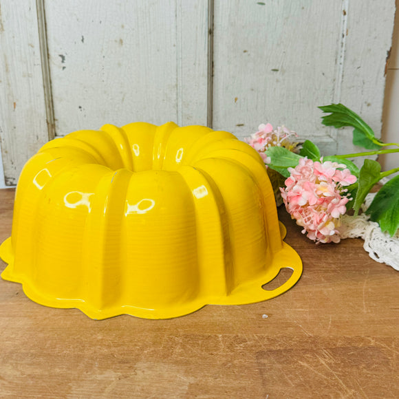 VINTAGE BUNDT PAN - YELLOW